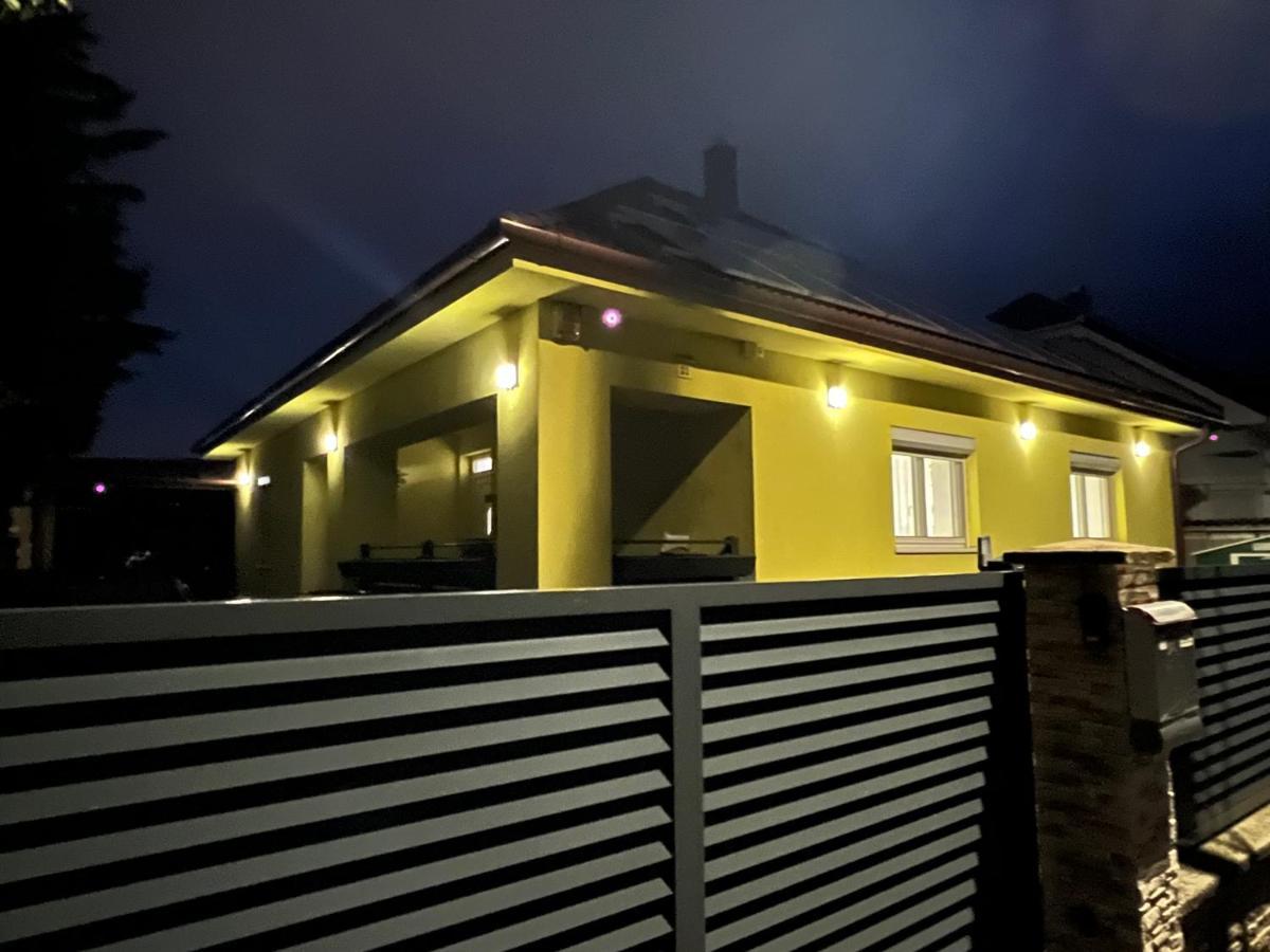 Star Street Home Mosonmagyaróvár Екстериор снимка